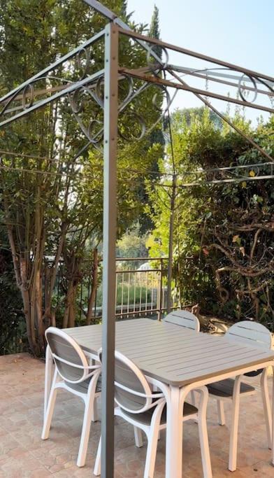 Sweet Escape Apartment Rom